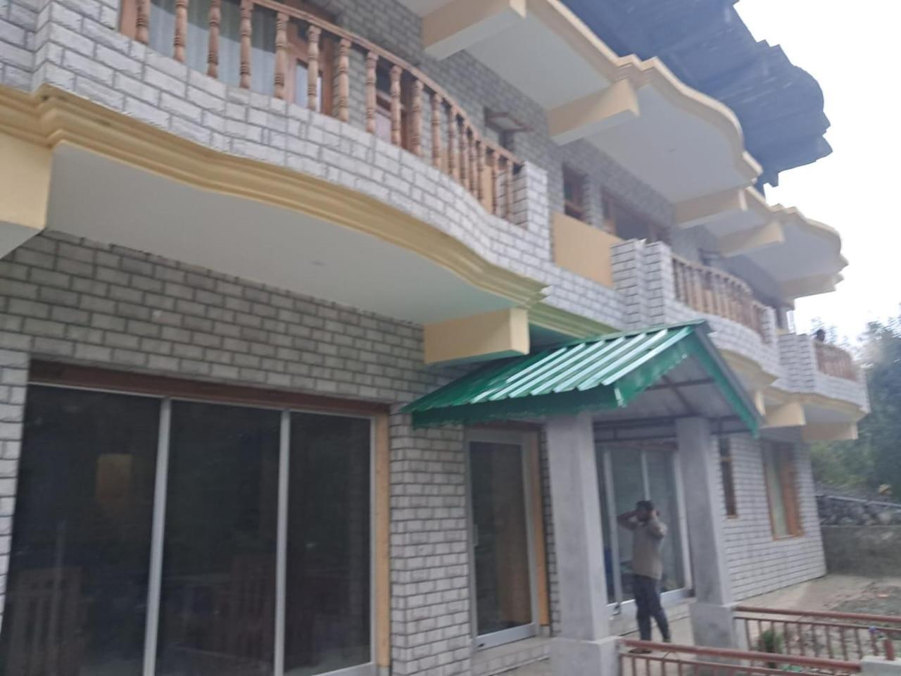 Hotel Royal Galaxy Tirthan Banjār 外观 照片