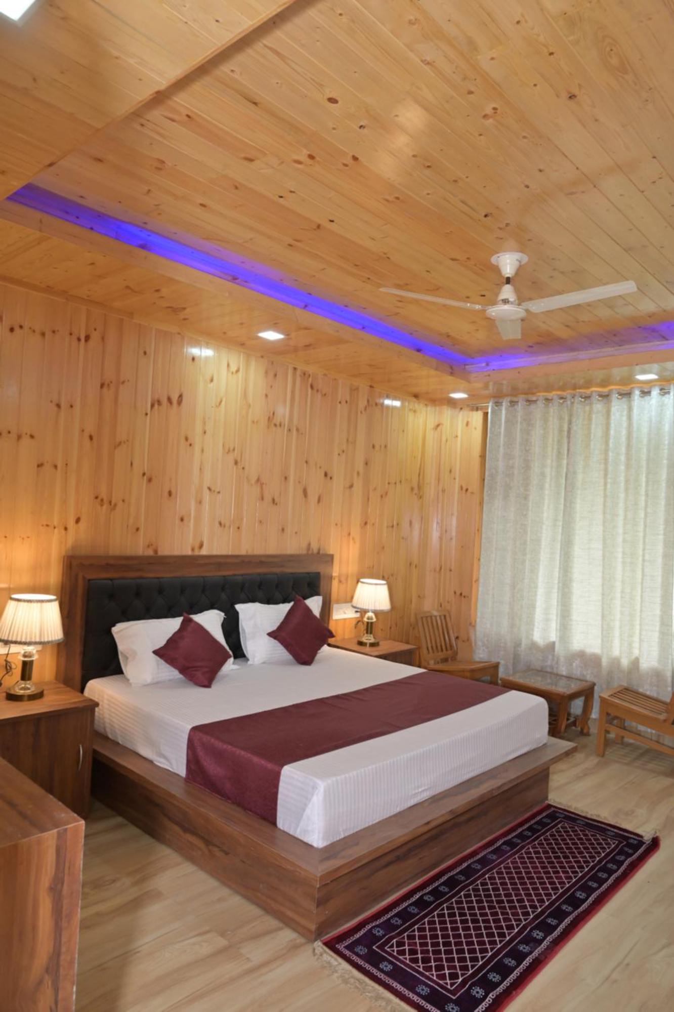 Hotel Royal Galaxy Tirthan Banjār 外观 照片