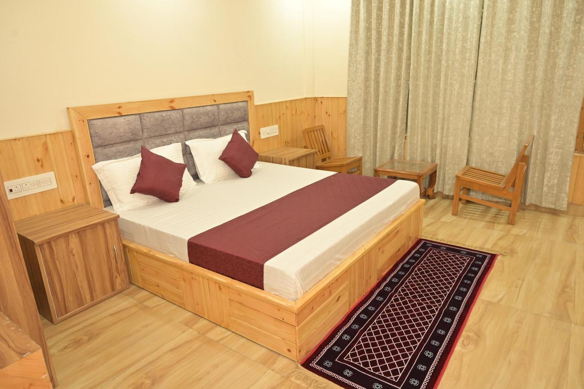 Hotel Royal Galaxy Tirthan Banjār 外观 照片
