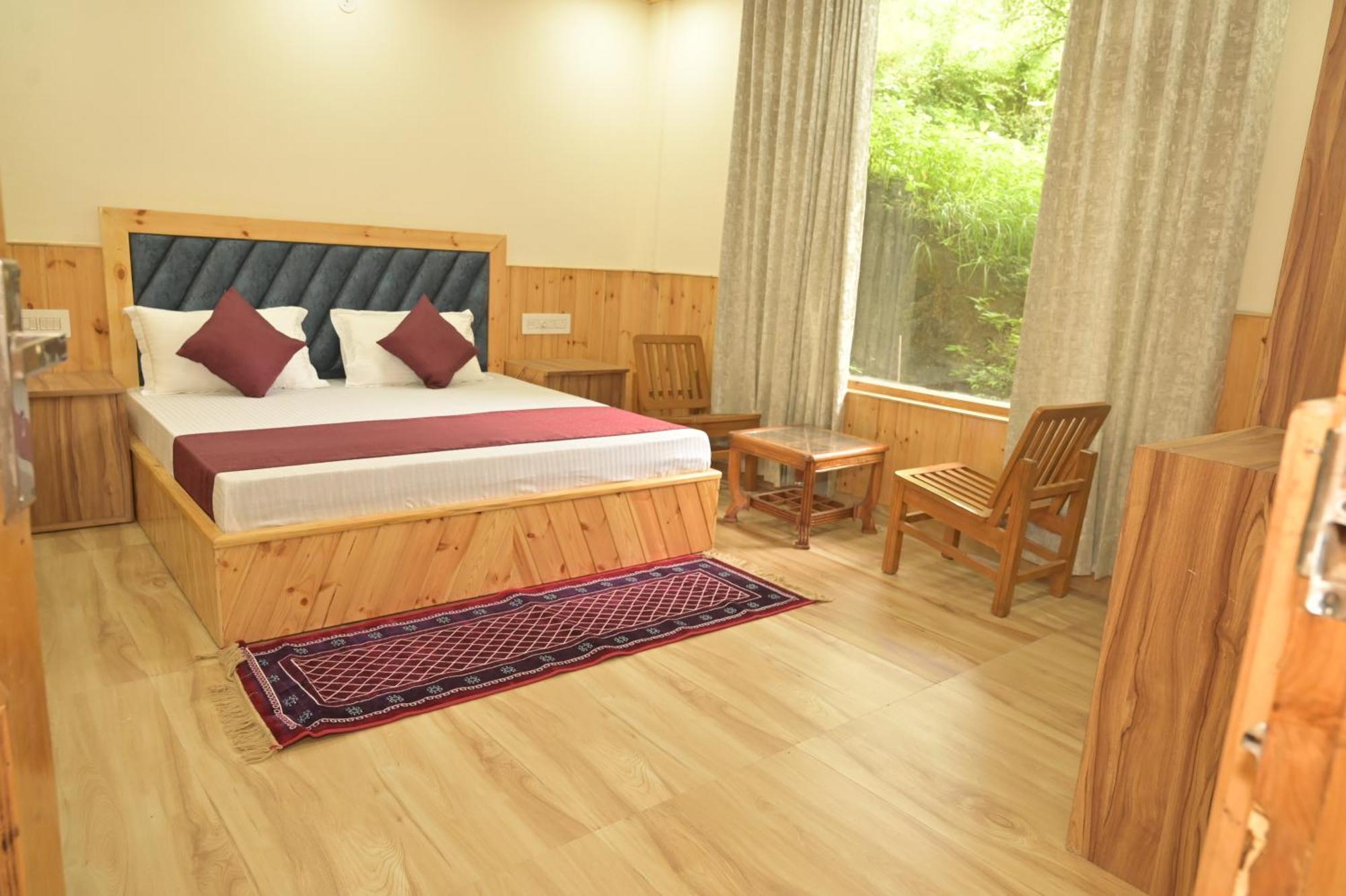 Hotel Royal Galaxy Tirthan Banjār 外观 照片