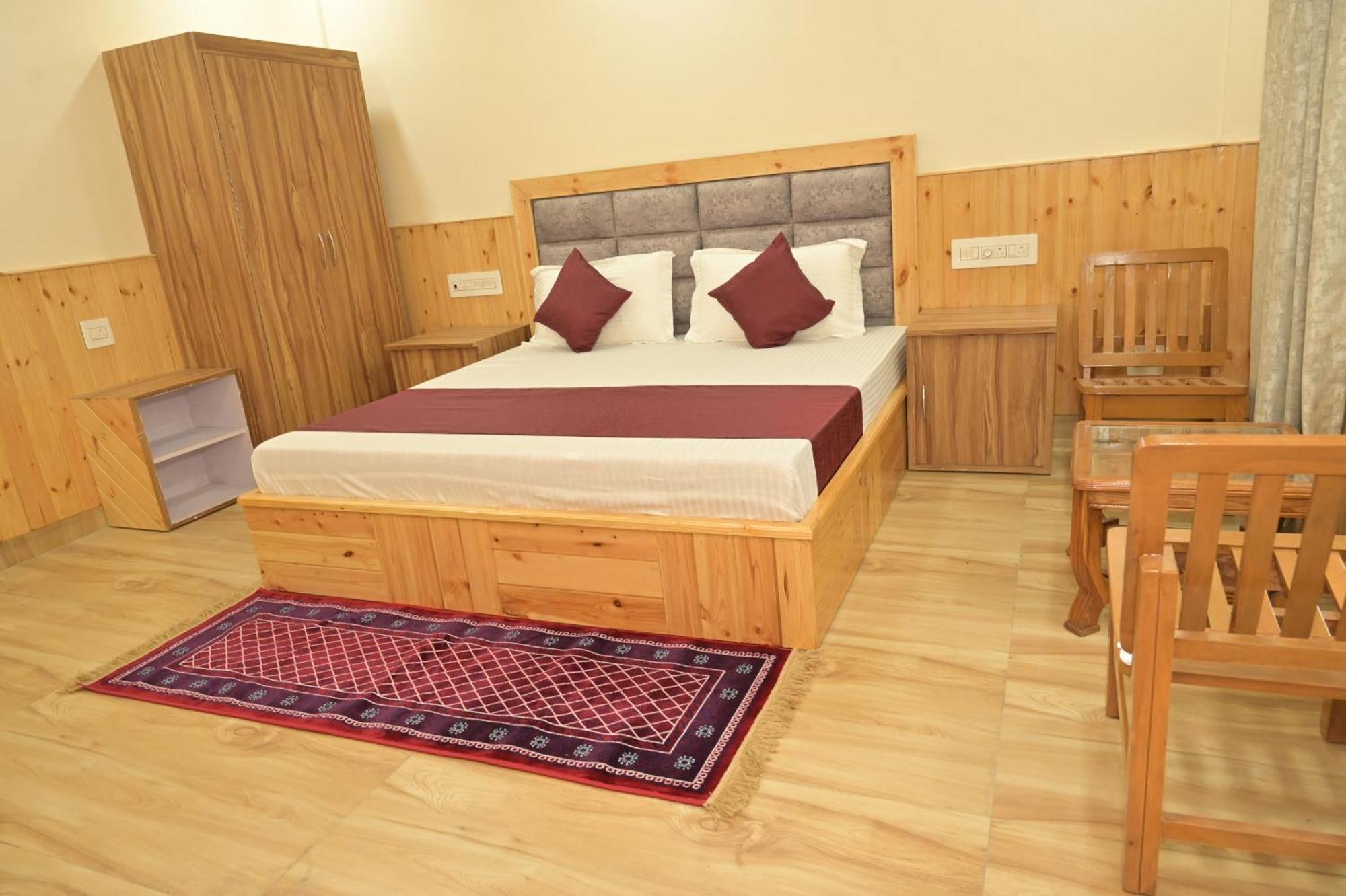 Hotel Royal Galaxy Tirthan Banjār 外观 照片