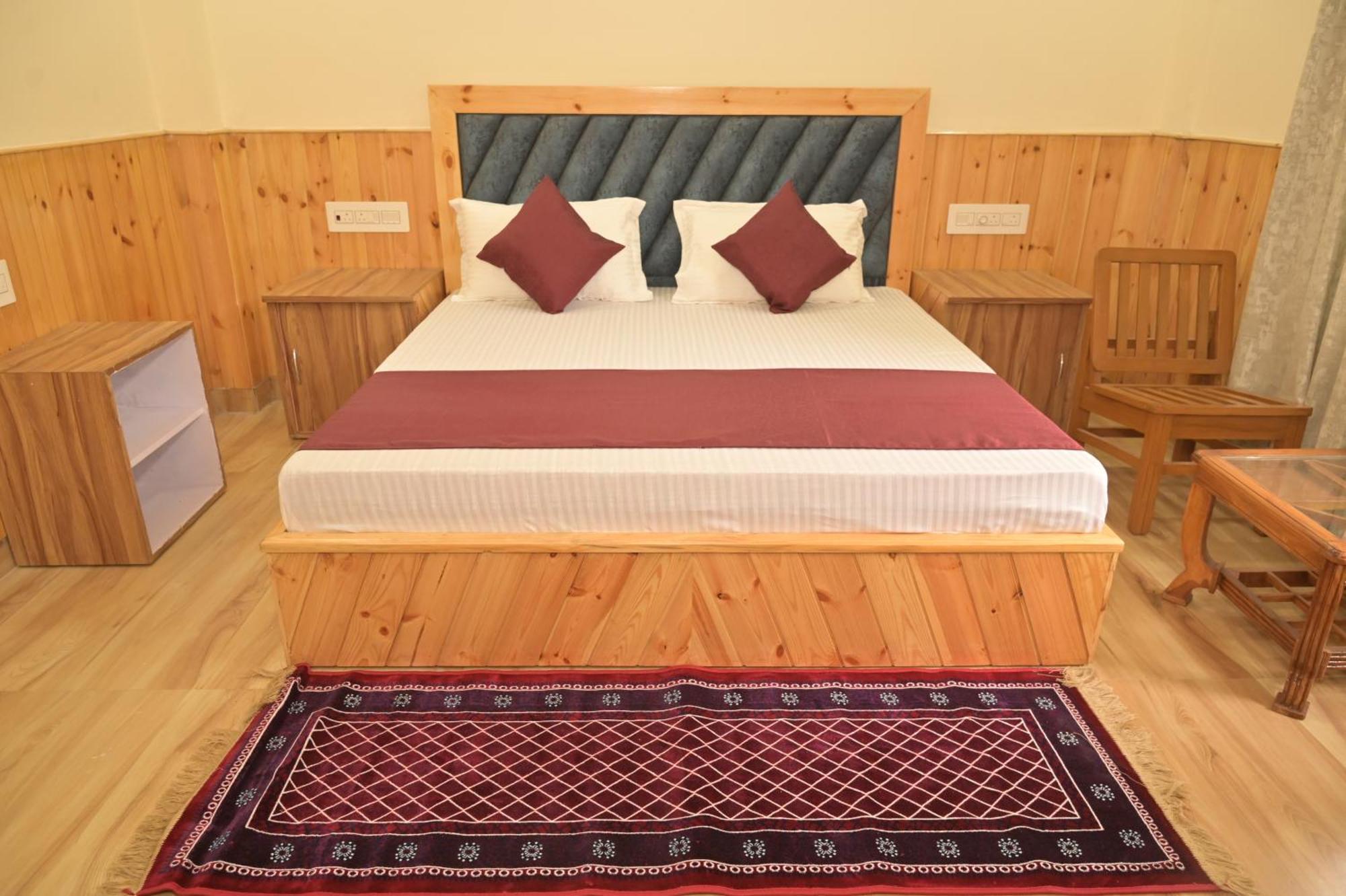 Hotel Royal Galaxy Tirthan Banjār 外观 照片
