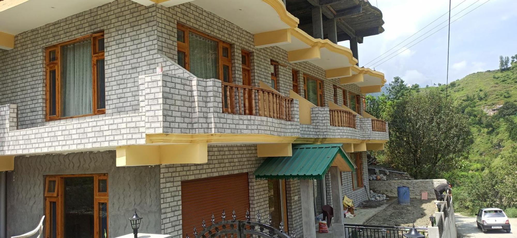 Hotel Royal Galaxy Tirthan Banjār 外观 照片