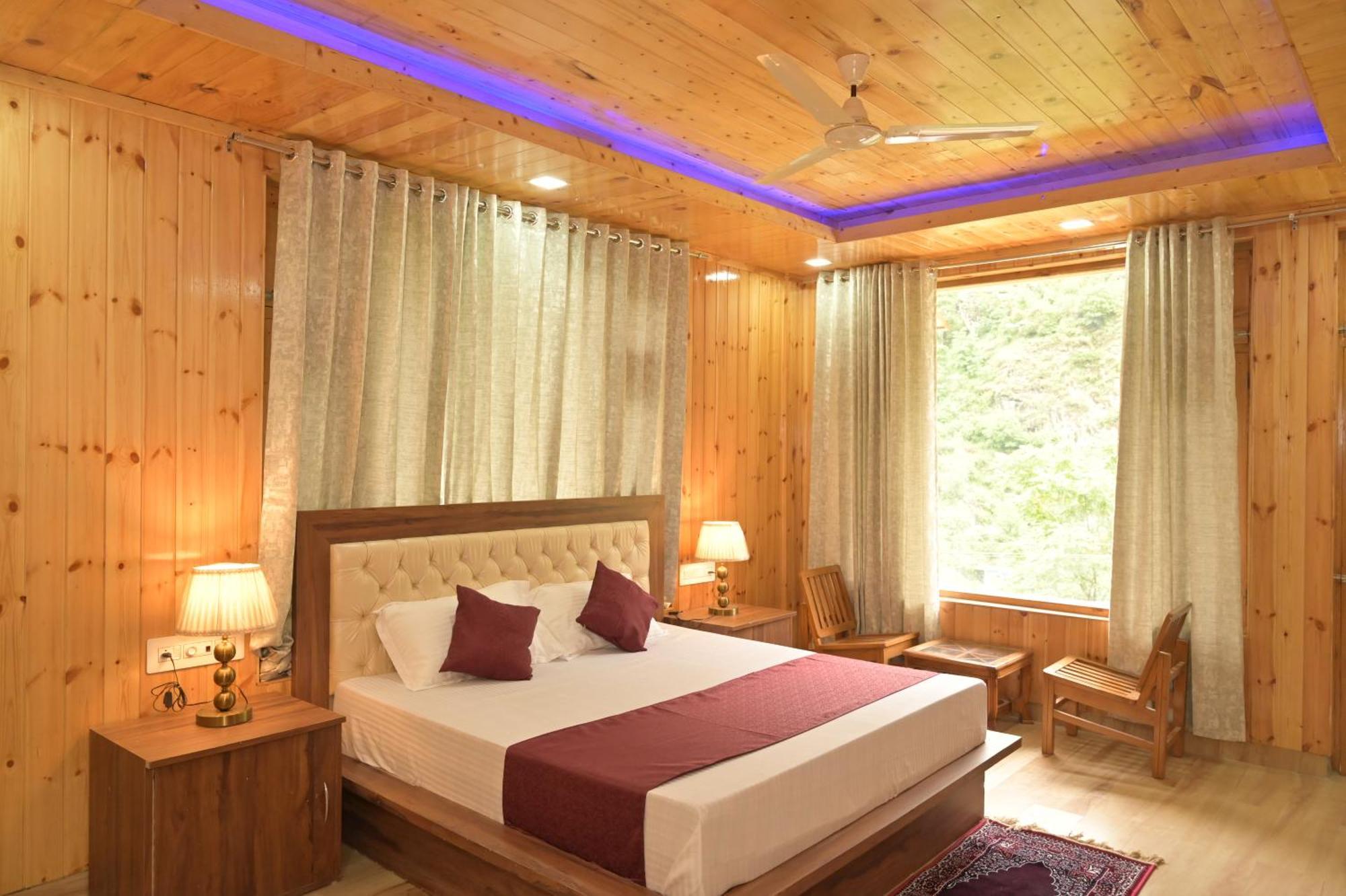 Hotel Royal Galaxy Tirthan Banjār 外观 照片