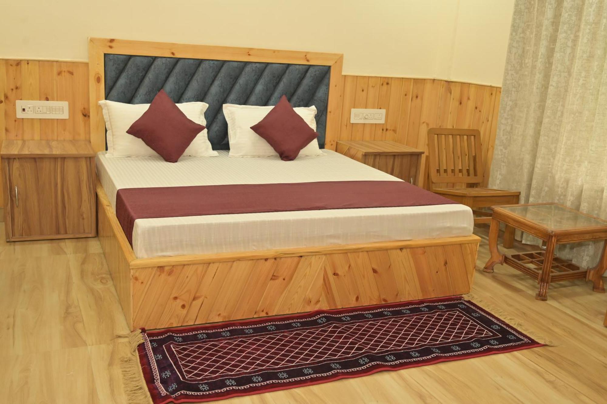 Hotel Royal Galaxy Tirthan Banjār 外观 照片