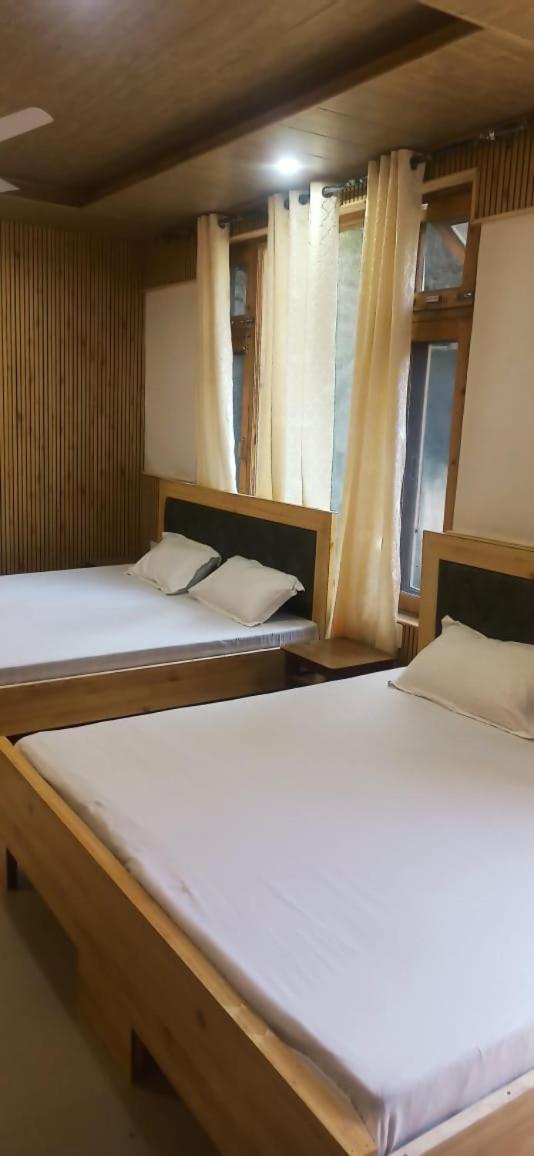 Hotel Royal Galaxy Tirthan Banjār 外观 照片